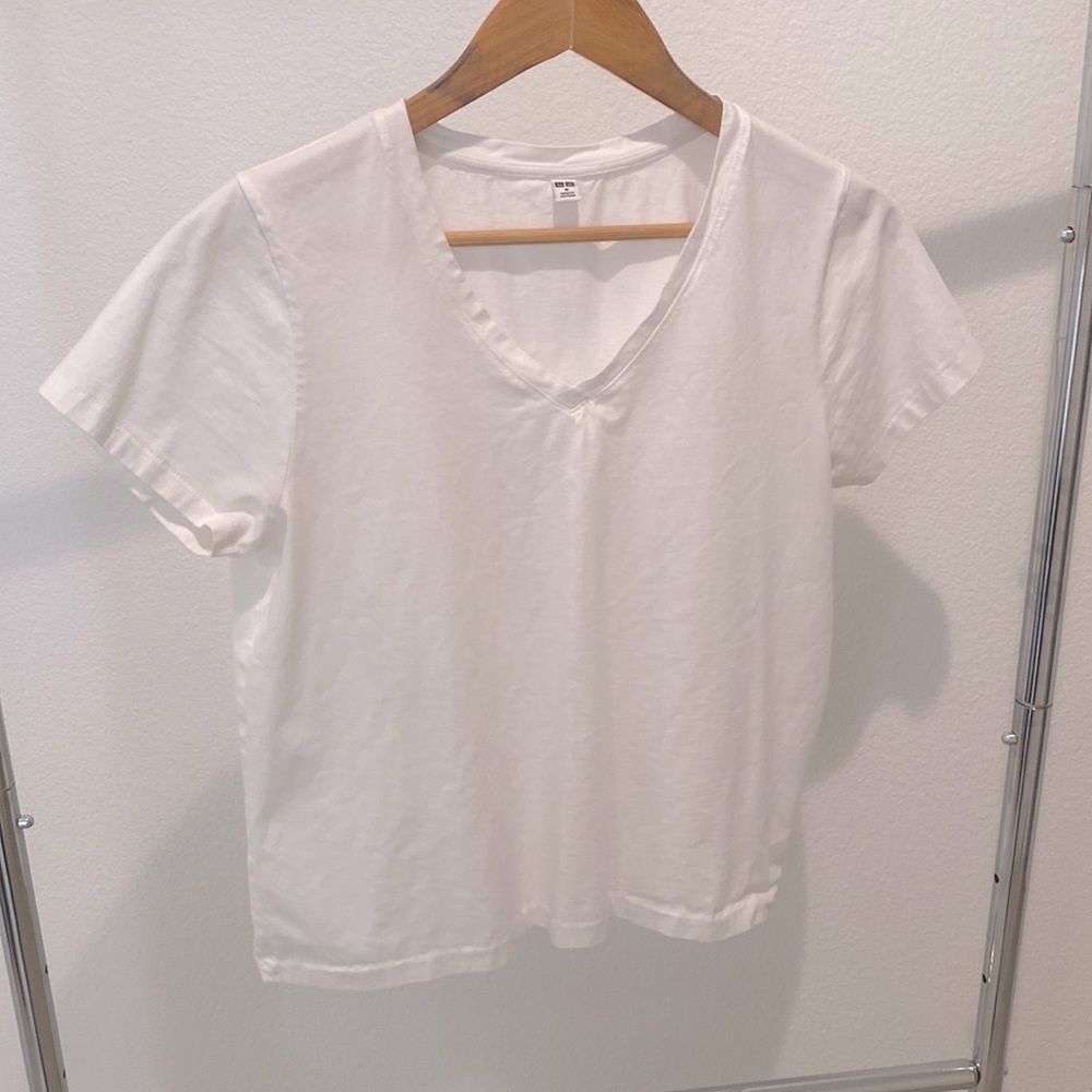 Uniqlo 100% cotton white basic shirt sleeve T-shirt in size medium